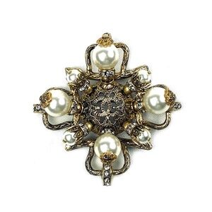 CHANEL Pearl & Crystal Brooch (07A Runway)